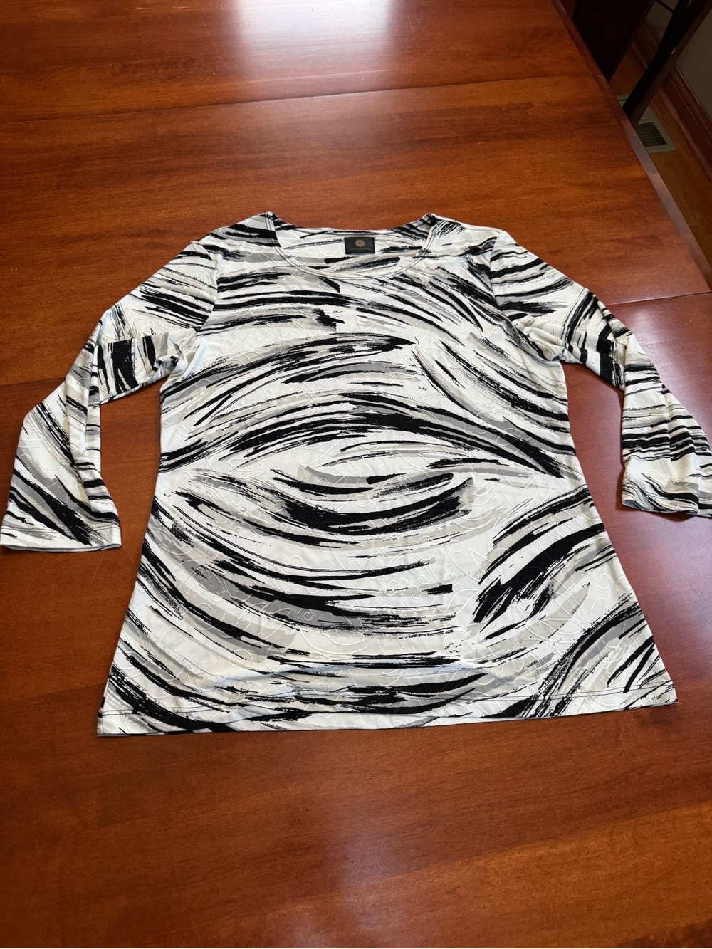 JM Collection Women’s Medium Black White Abstract Print Stretch 3/4 Sleeve Top